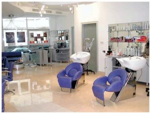 Робоча зала салону перукарні 